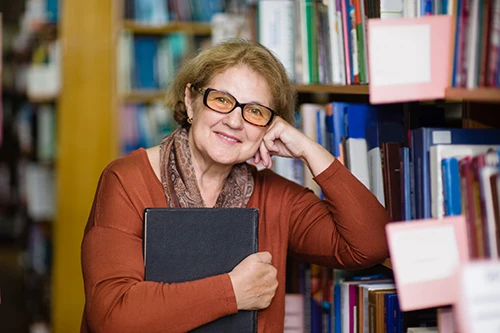 professora na biblioteca