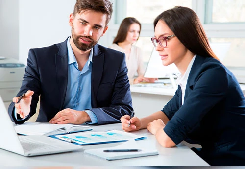 pessoas estudando gestao financeira