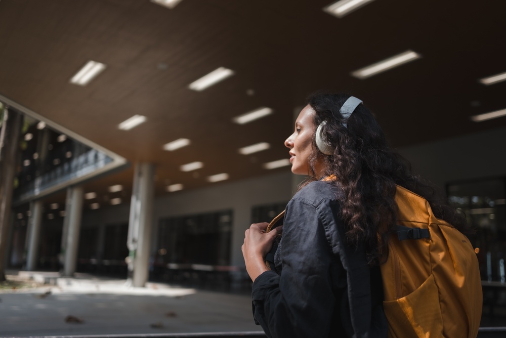 Mulher andando pensativa sobe as decições de seu futuro na carreira.