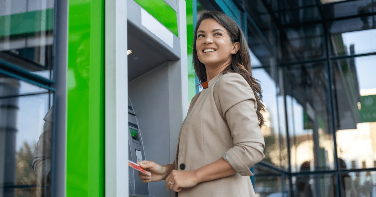 Mulher sorrindo enquanto está em um banco