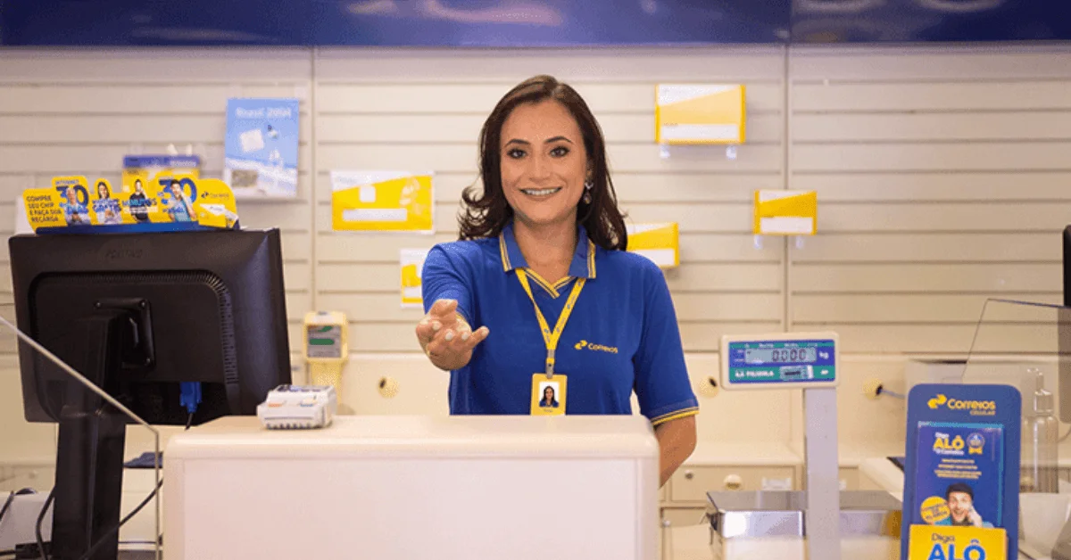Funcionária dos Correios convidando os candidatos para participar do concurso
