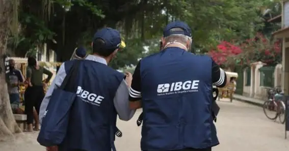 Funcionários do IBGE andando pelas ruas