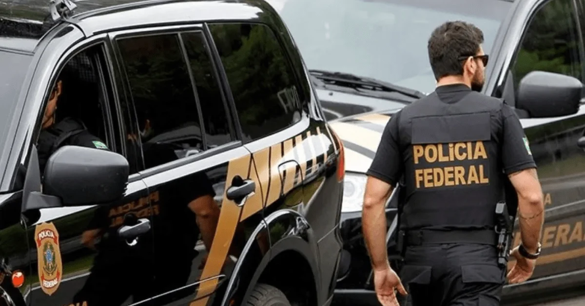 Policial Federal andando em seu horário de trabalho.