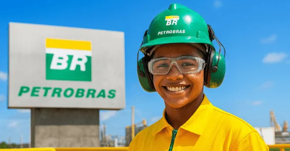 Funcionário da Petrobras sorrindo ao olhar para a câmera.