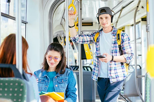 homem ouvindo podcast no ônibus
