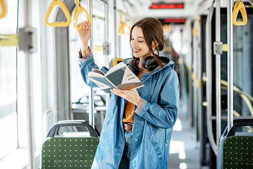 mulher lendo no ônibus