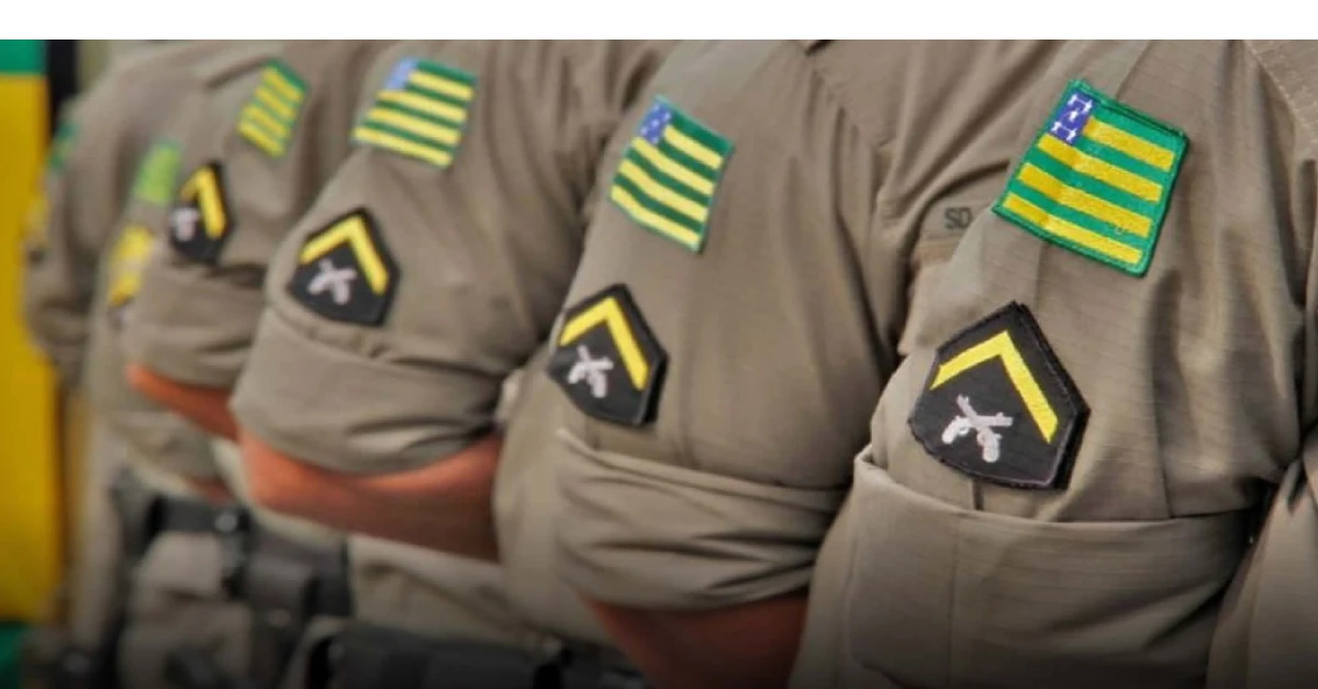 foto mostrando o braço de soldados fardados, com a divisa de soldado e a bandeira do estado de goias