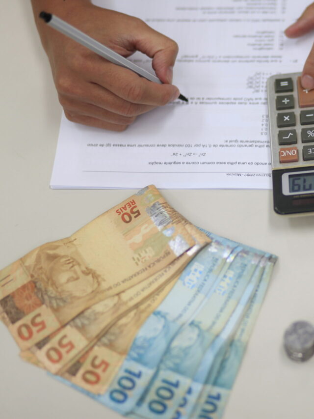 Em 2023, quanto um professor concursado ganhará? Confira aqui!