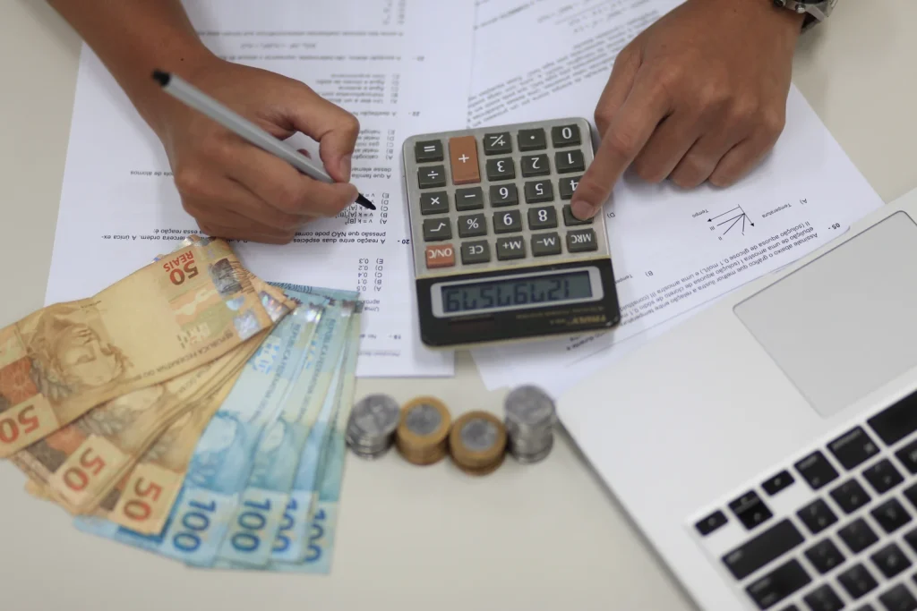 Descubra os requisitos para se tornar um Analista de Desenvolvimento – Contabilidade na AgeRio (RJ)