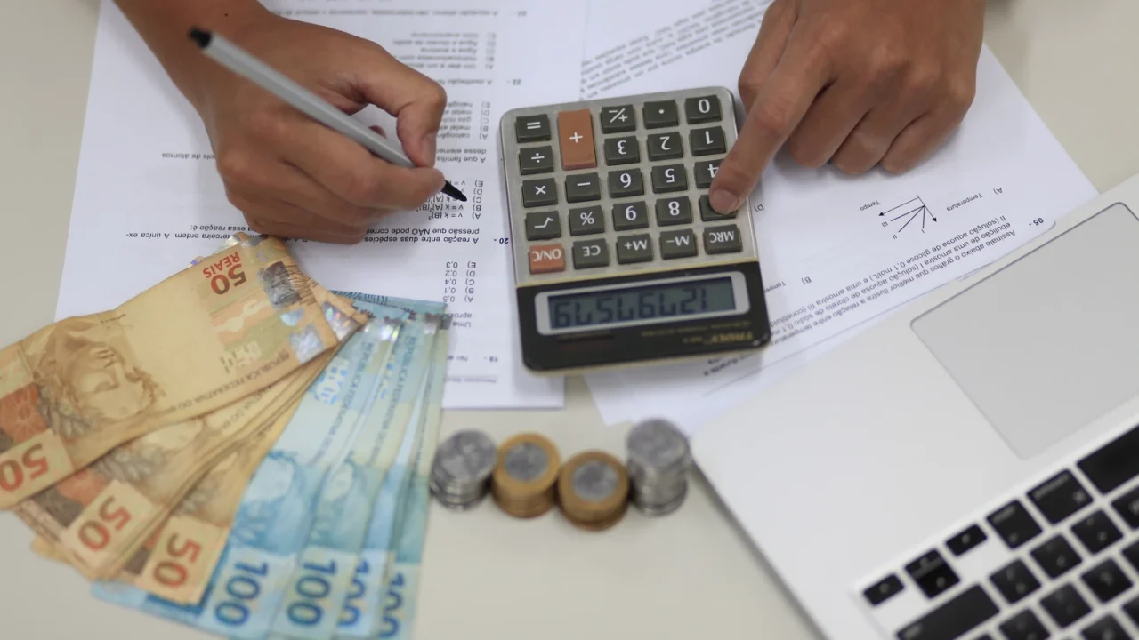 Descubra os requisitos para se tornar um Analista de Desenvolvimento – Contabilidade na AgeRio (RJ)