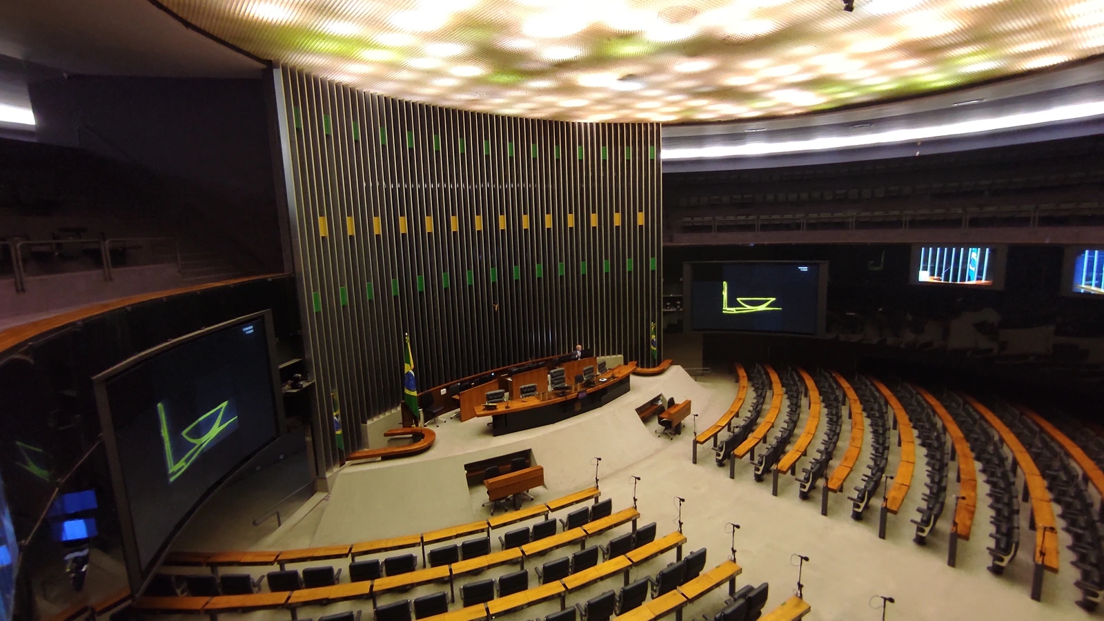 Notícia: Concurso Câmara dos Deputados: ganhe R$ 21 mil como Policial Legislativo. Inscrições abertas somente até as 18h desta sexta (20/02).