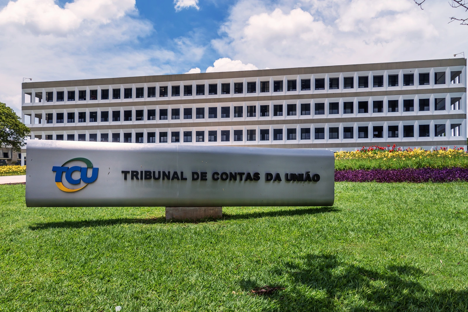 Notícia: Concurso TCU: liberado o gabarito preliminar para Auditor. Confira suas respostas e prepare-se para a fase de recursos que começa amanhã (25).