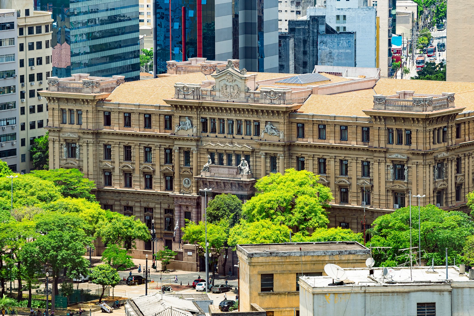 Notícia: TJ SP tem 3 mil cargos vagos e 720 novas vagas criadas por lei. Novo concurso para Escrevente Técnico Judiciário pode sair em 2026. Veja salário, etapas e o que estudar.