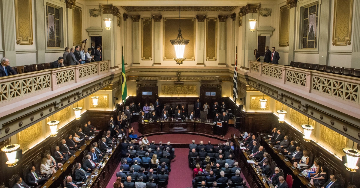 Notícia: Novo edital do Concurso TJ SP 2026 vem aí! São 720 novas vagas para Escrevente (nível médio) e salário inicial de R$ 8,5 mil. Saiba o que estudar hoje!