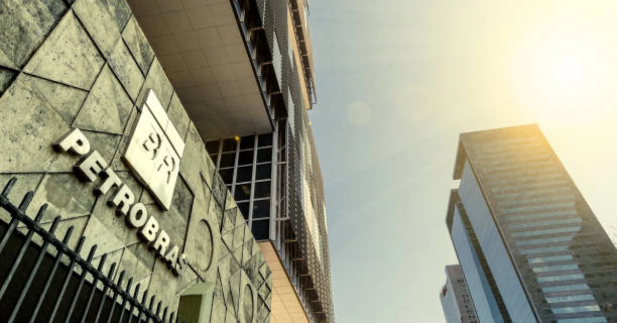 Prédio sede da Petrobras sob o céu iluminado. O concurso está previsto para 2026.