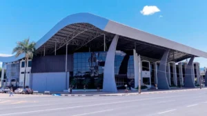 Fachada da Assembleia Legislativa de Roraima (ALERR) com bandeiras e arquitetura moderna.