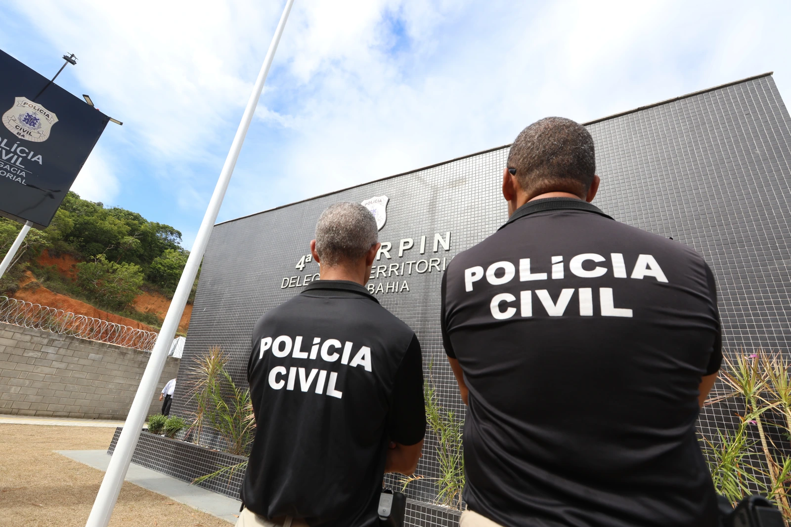 Notícia: Concurso PC BA: Instituto AOCP é confirmado como banca. A seleção ofertará 750 vagas para os cargos de delegado, escrivão e investigador.