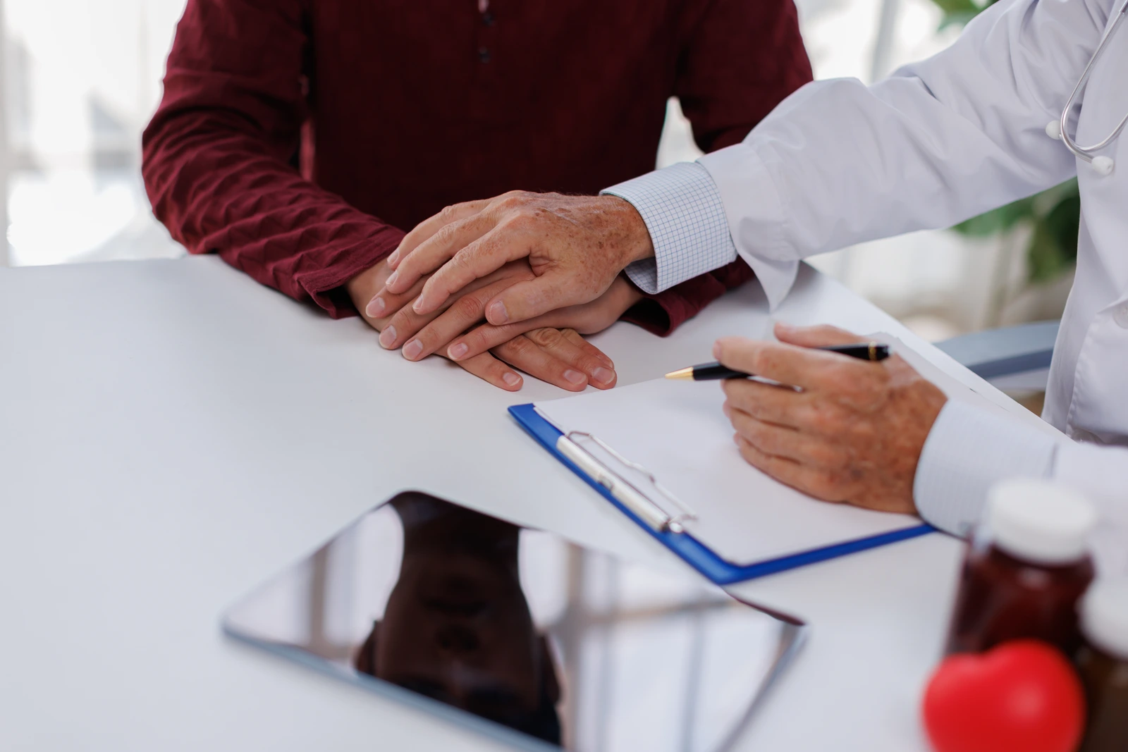 Notícia: Concurso SES DF: banca é definida para edital com 900 vagas temporárias. Confira a distribuição para os cargos de Técnico e Analista.