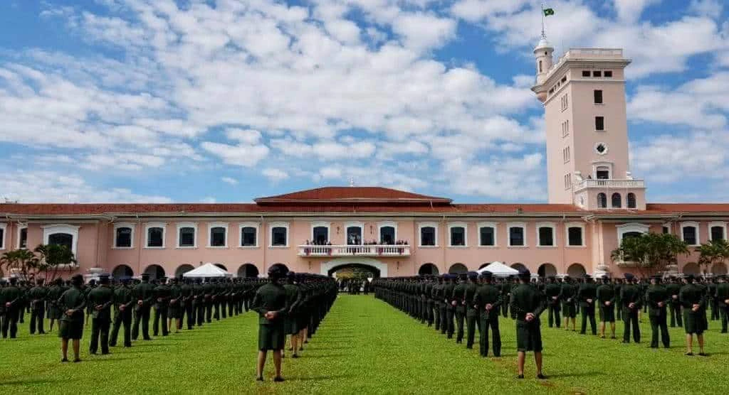 Notícia: Concurso EsPCEx: edital oferece 440 vagas de nível médio para a carreira militar. As provas serão aplicadas nos dias 12 e 13 de setembro.