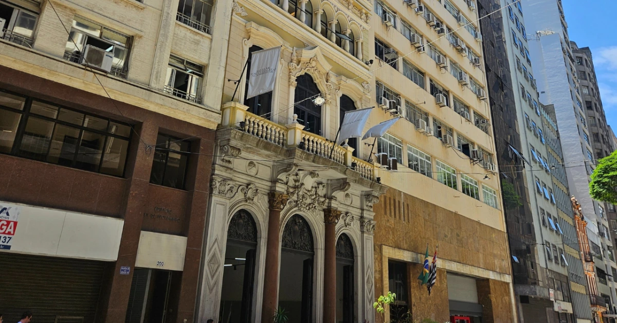 Notícia: O edital do Concurso CAU SP 2026 foi publicado! São 36 vagas para níveis médio e superior, com salários de até R$ 10 mil e banca Vunesp. Confira!