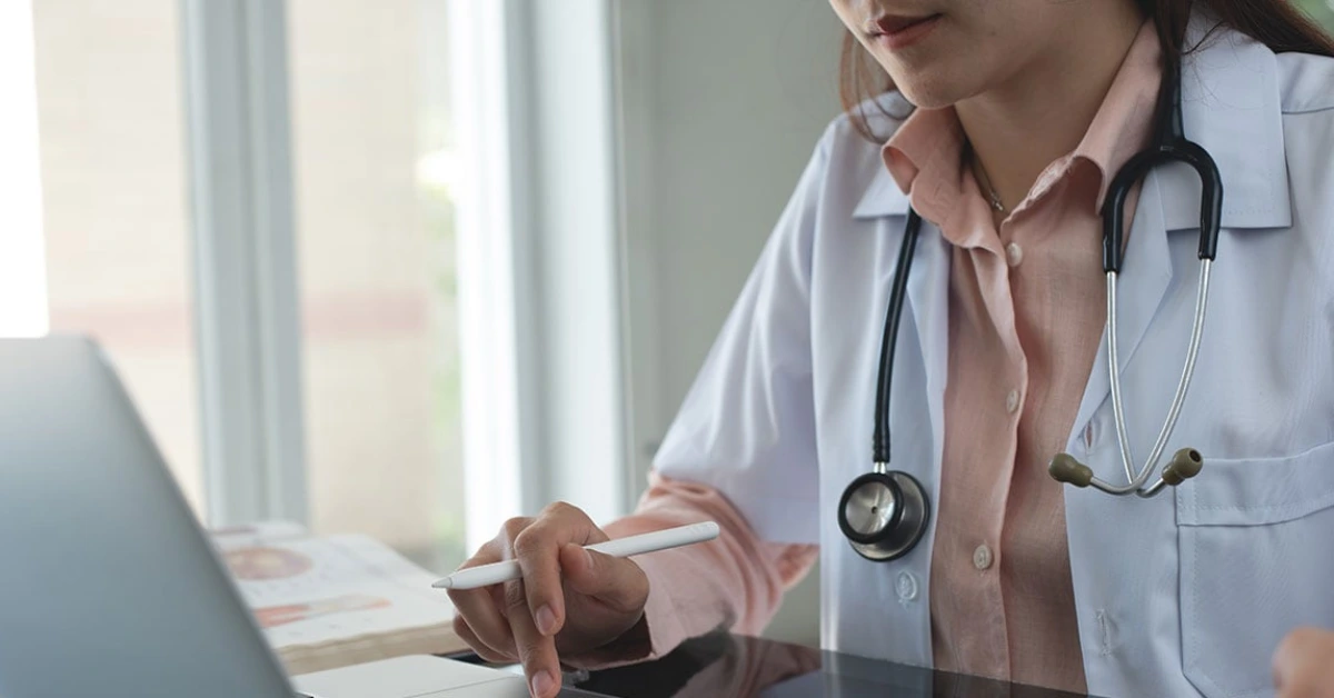 Notícia: O Concurso EBSERH Temporários definiu o Instituto AOCP como banca! Vagas para níveis médio e superior com salários de até R$ 17,9 mil. Confira a situação atual!