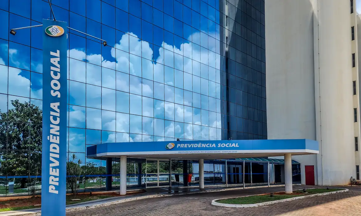 Notícia: Concurso INSS 2026: presidente do órgão confirma pedido de edital com 2 mil vagas. O salário inicial previsto para Técnico é de R$ 6.402,76.