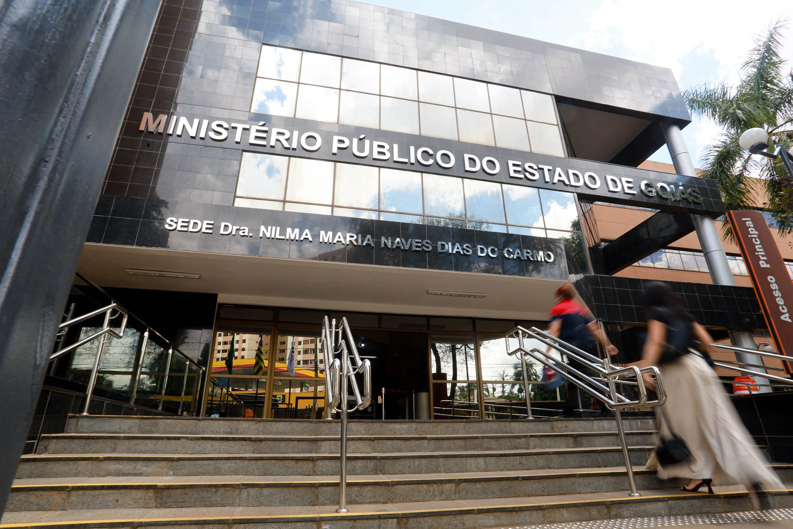 Notícia: Concurso MP GO: saiba como solicitar a isenção da taxa de inscrição e confira o cronograma completo para Analista em Educação e Engenharia.