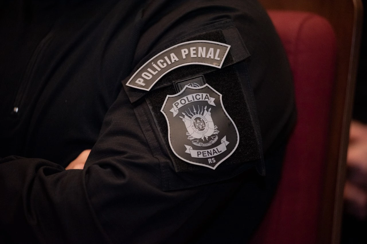 Notícia: Concurso Polícia Penal RS: confira os requisitos de escolaridade e CNH para Policial, Analista e Técnico. Edital publicado.