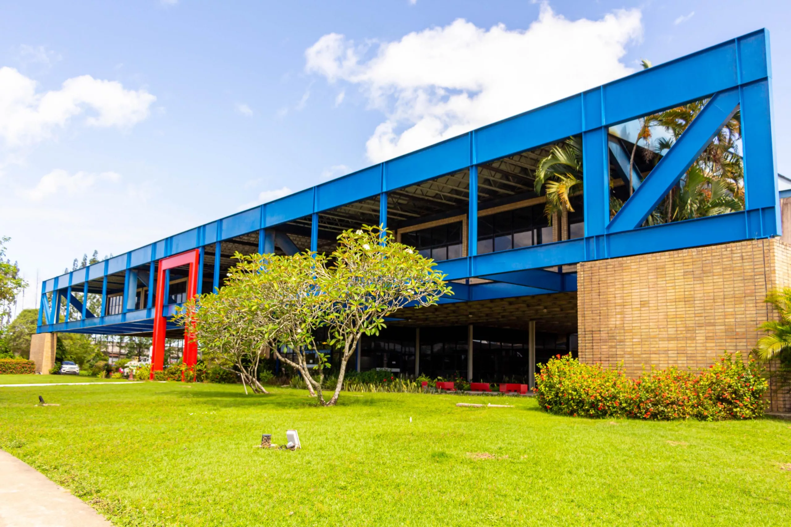 Notícia: Concurso Detran AL: Cebraspe publica edital para Analista e Assistente com salários de até R$ 7,8 mil. Confira o cronograma e as mudanças.