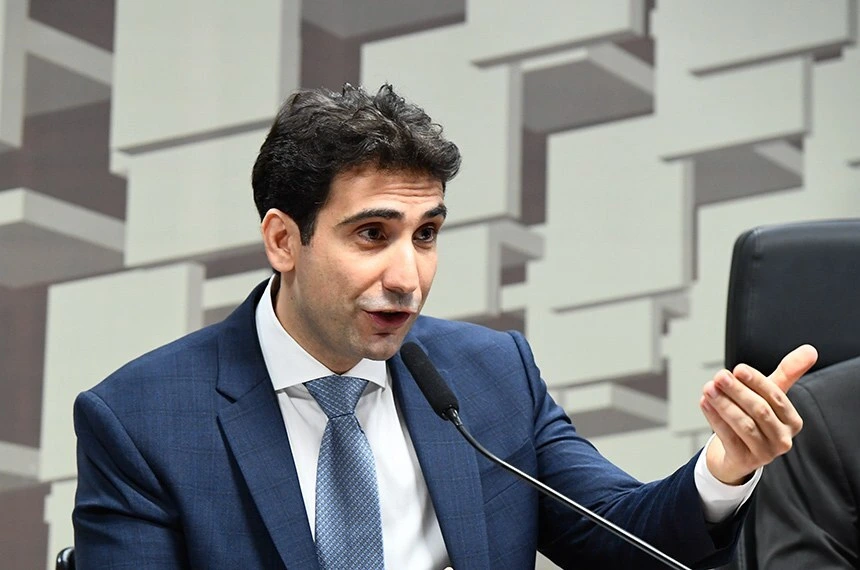 Notícia: Presidente do Banco Central alerta sobre o déficit de servidores e os prejuízos à fiscalização. Entenda a urgência de um novo concurso Bacen.