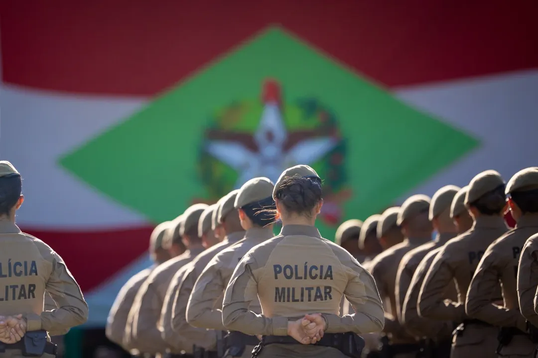 Notícia: O Instituto AOCP foi confirmado como banca do novo concurso PM SC. A seleção ofertará 500 vagas para Soldado. Confira os salários.