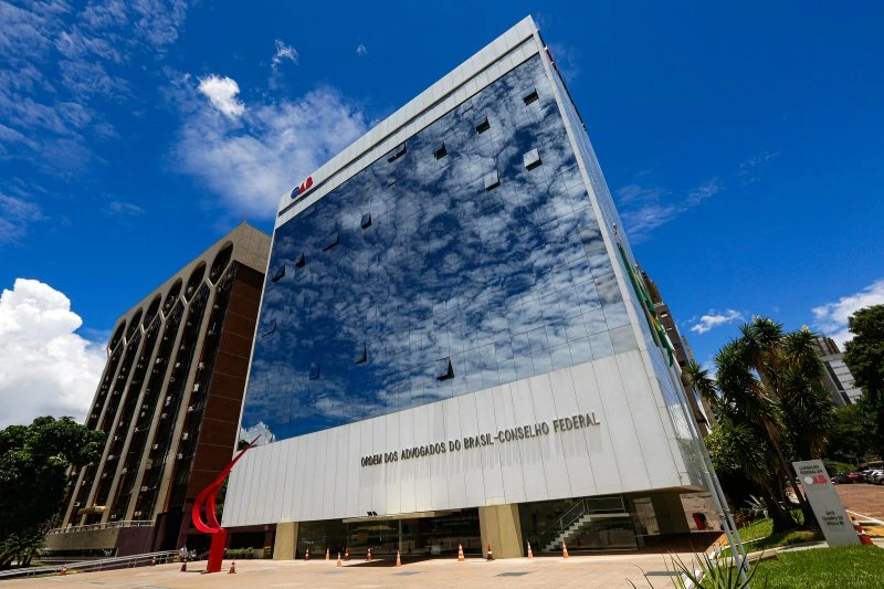 Notícia: Edital OAB 47 é publicado pela FGV. Confira o cronograma completo, prazos de inscrição, regras de isenção de taxa e as etapas das provas.