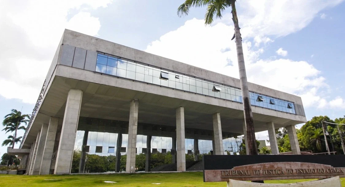 Notícia: Inscrições abertas para o concurso TJ CE. São 24 vagas de níveis médio e superior com salários de até R$ 8,8 mil. Inscreva-se.