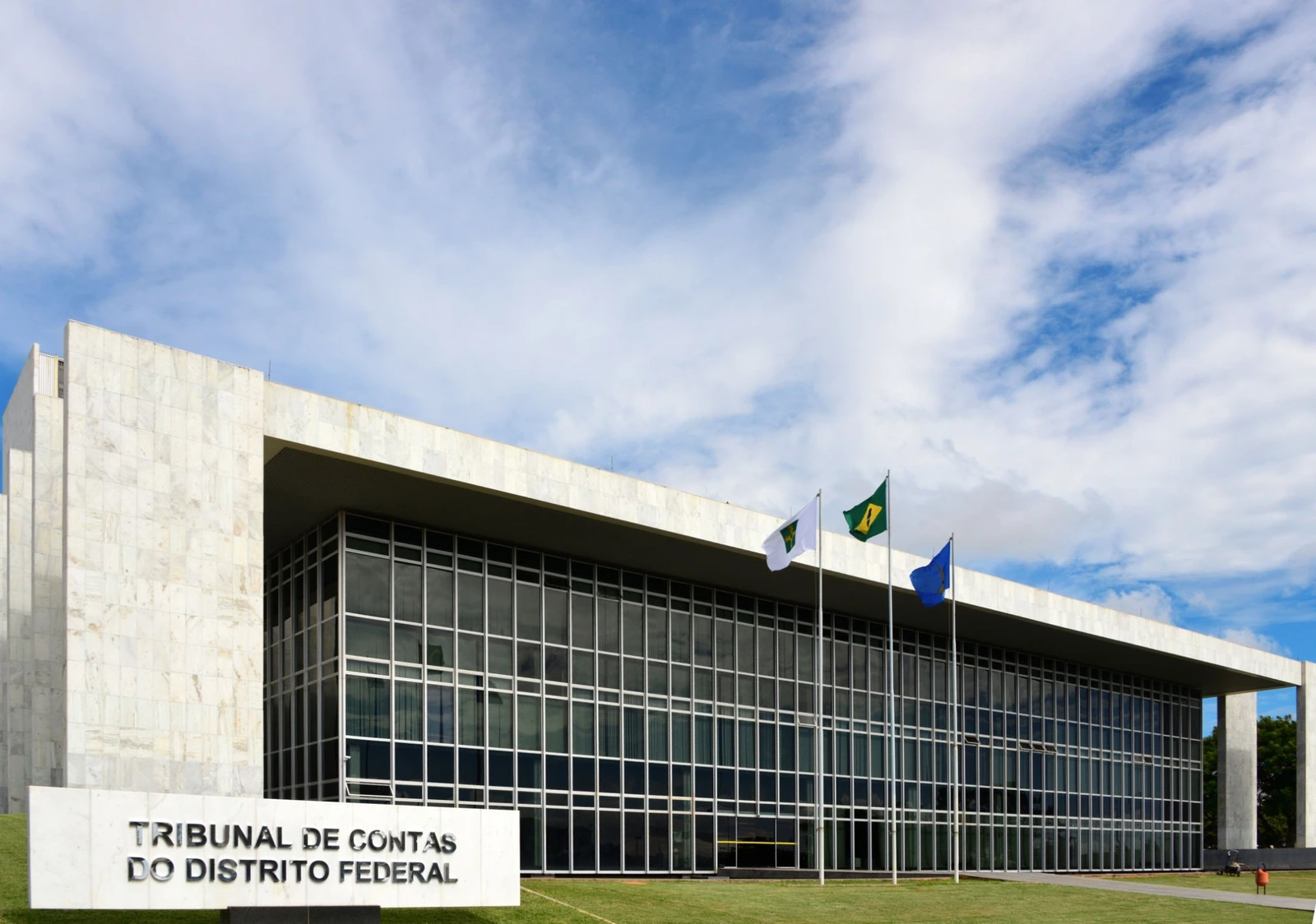 Notícia: Cebraspe é confirmado como banca do concurso TC DF para analista administrativo. Veja detalhes sobre vagas, salários e requisitos.