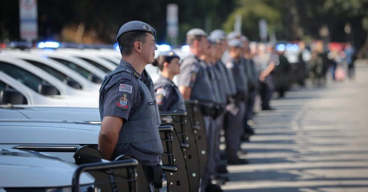 Notícia: Editais do Concurso PM SP 2026 publicados! São mais de 2.200 vagas para Soldado, Oficial e Médico, com salários de até R$ 9,8 mil. Saiba como se inscrever.