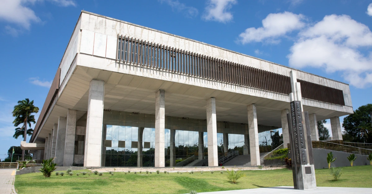 Notícia: Concurso TJ CE 2026 aberto! Veja as 12 vagas de nível médio para Técnico Judiciário, salários de R$ 5,3 mil e como se inscrever.