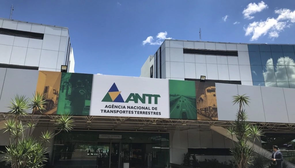 Notícia: ANTT formaliza pedido ao MGI para novo concurso com 720 vagas. Confira os cargos solicitados e o histórico de déficit de pessoal da autarquia.