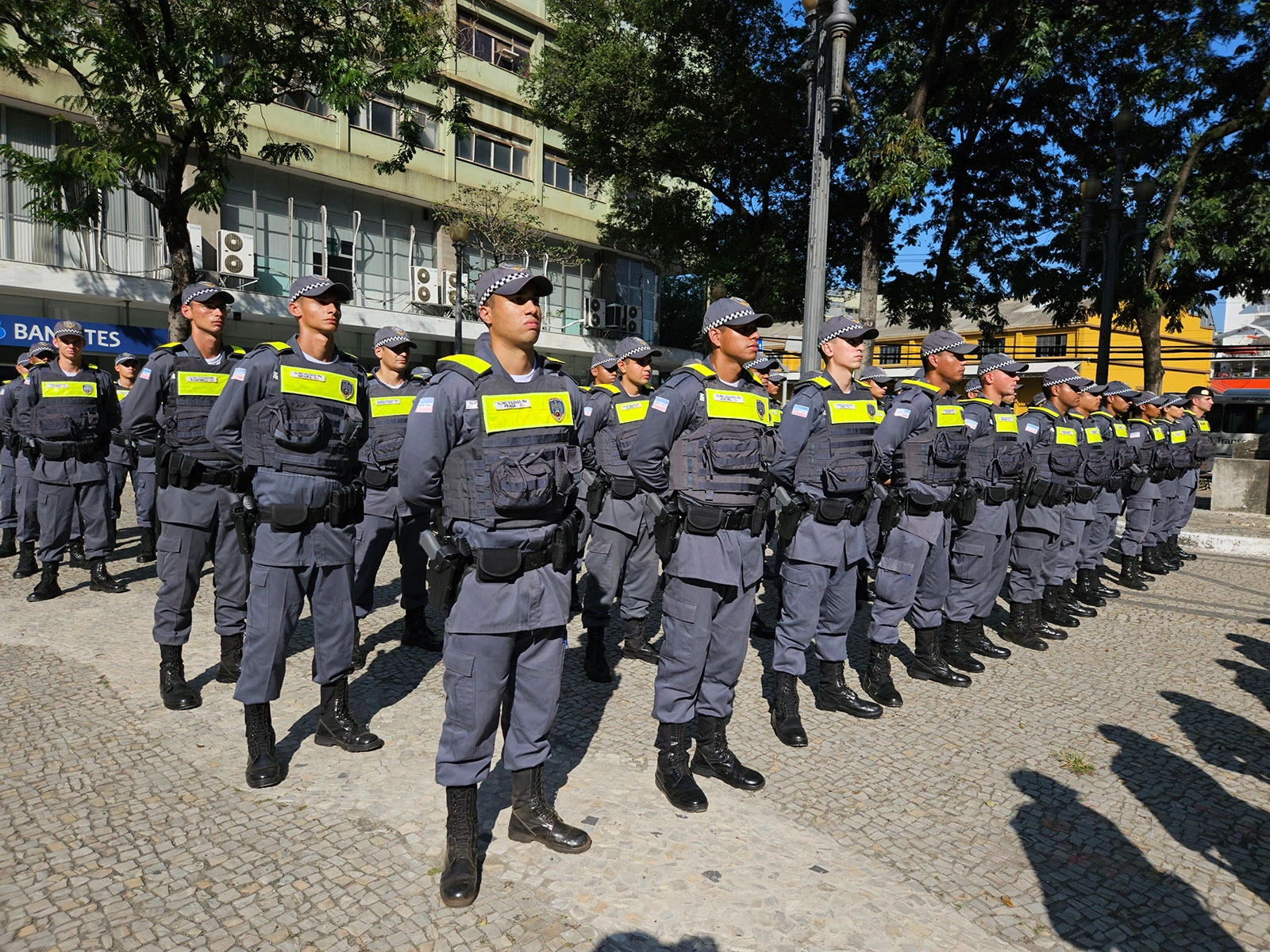 Notícia: Concurso PM ES abre inscrições para 1.008 vagas de Soldado de nível médio. Confira os prazos, o valor da taxa e as regras no site do IDECAN.