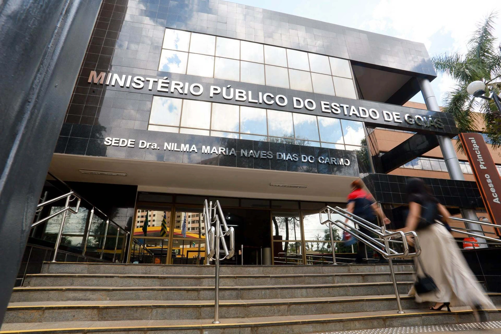 Notícia: Concurso MP GO: prazo de inscrições encerra hoje (10/06). São ofertadas vagas de nível superior com salários de R$ 11.892,79.