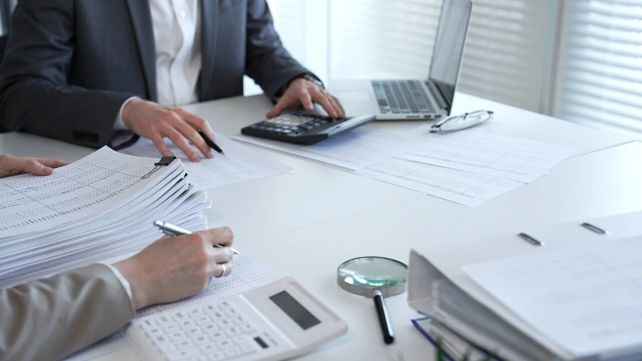 Notícia: Auditor fiscal: veja salário, requisitos, rotina e como estudar para concursos, em 2026, com um guia completo e atualizado.