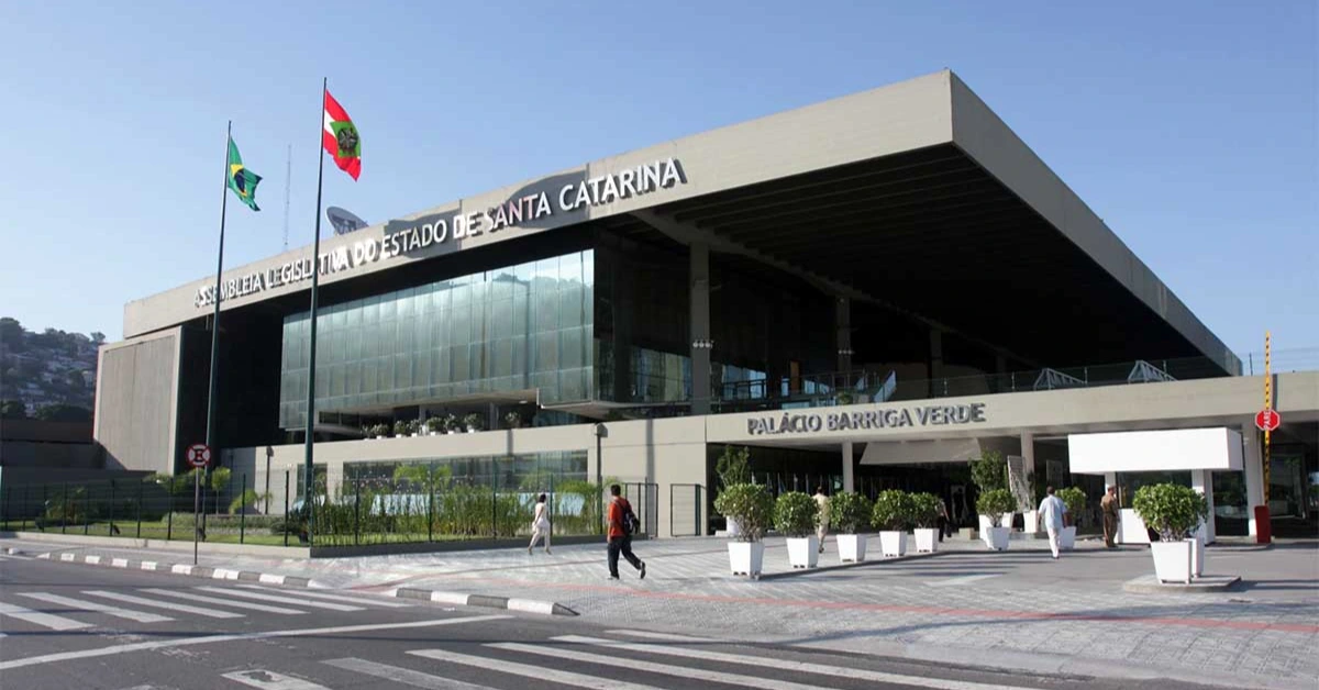 Notícia: A comissão do Concurso Sefaz SC 2026 está formada! O edital prevê 50 vagas para Auditor de Finanças (AEPP) com remunerações de até R$ 35 mil.