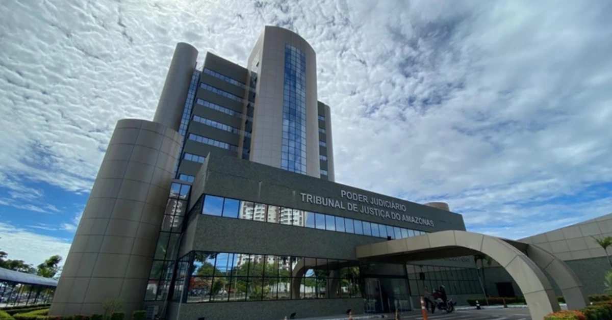 Notícia: O Concurso TJ AM 2026 vem aí! O Presidente do Tribunal anunciou um novo edital com previsão de 400 vagas e salários de até R$ 17 mil. Veja os detalhes.