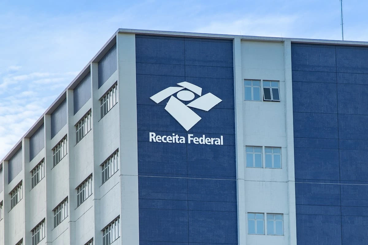 Notícia: O concurso Receita Federal foi autorizado com 146 vagas para Auditor e Analista. Veja prazos, salários, requisitos e histórico.