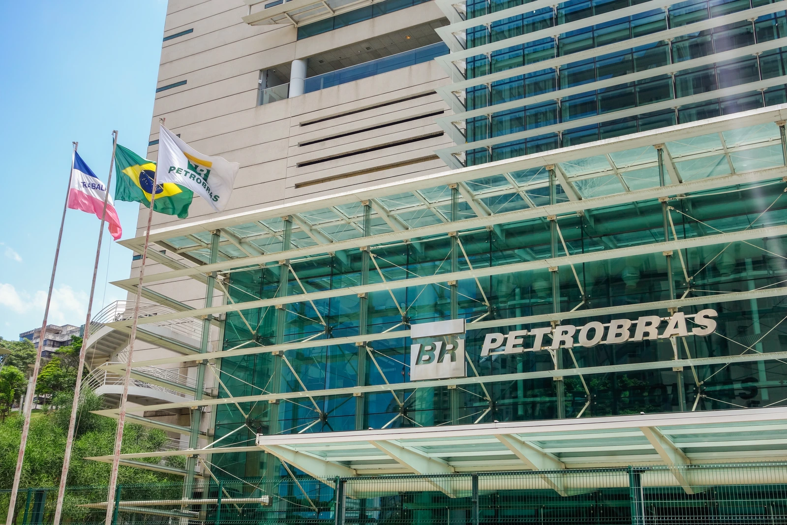 Notícia: Acompanhe a situação atual do concurso Petrobras: banca, cargos, vagas, salários, benefícios e o que se sabe sobre a nova seleção.
