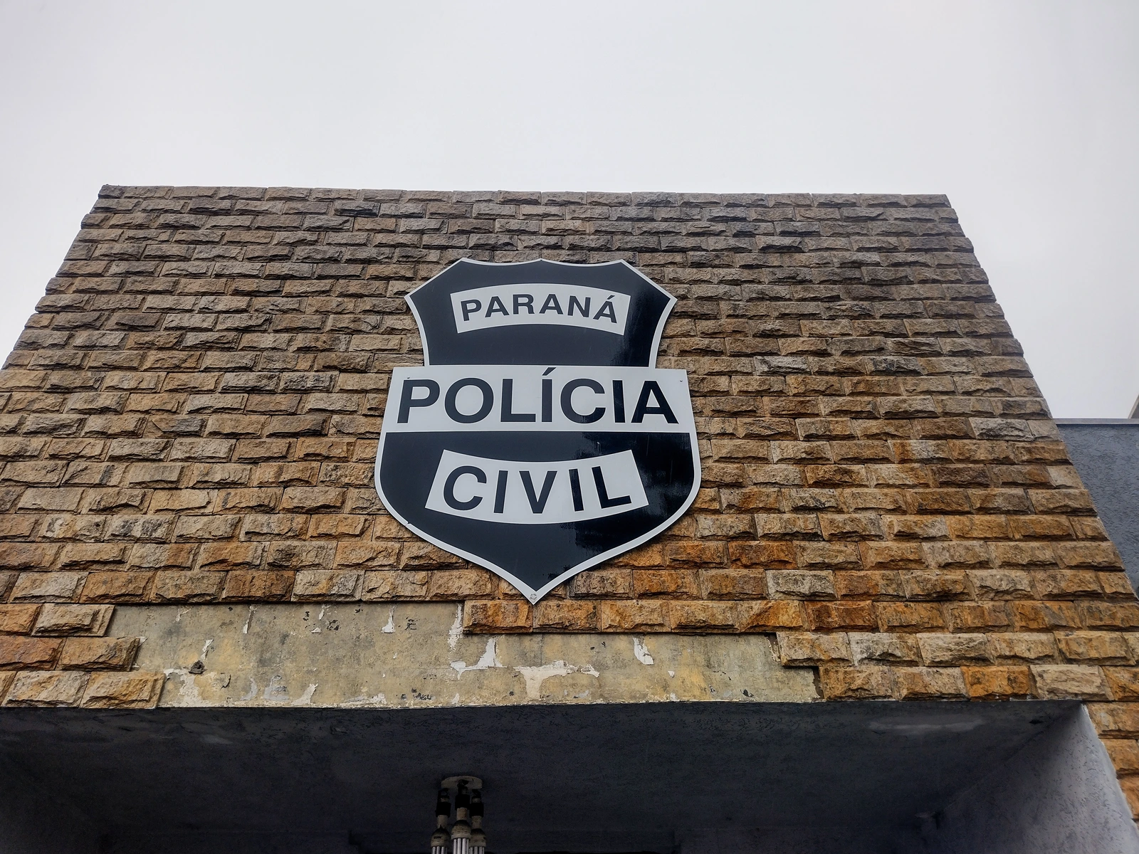Notícia: Edital do concurso PC PR publicado com vagas em CR para Delegado, Agente e Papiloscopista. Salários iniciais de até R$ 26.876. Confira!