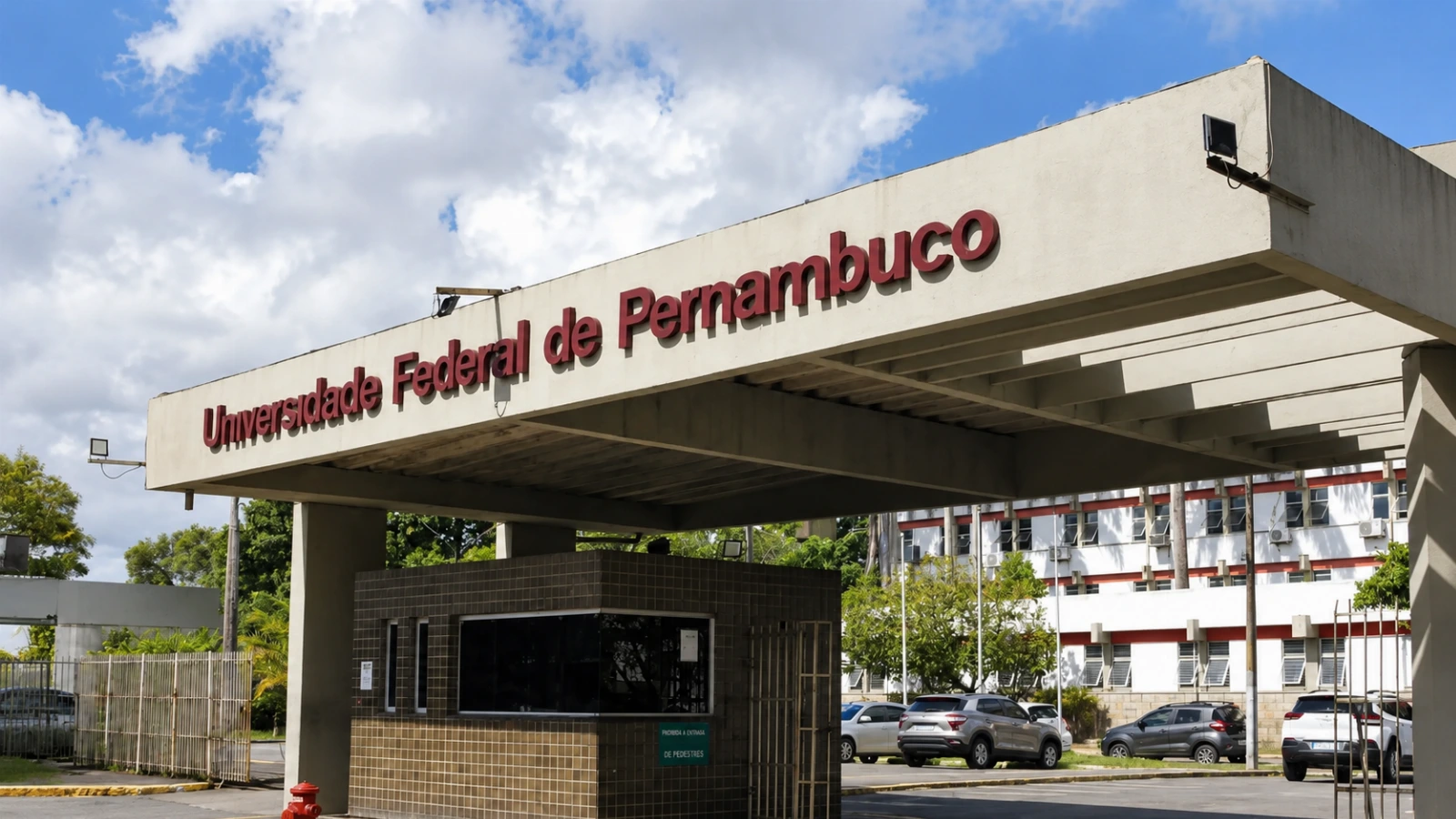 Notícia: Concurso UFPE: 114 vagas com salários de até R$ 5.215,39 e inscrições até 8/9. Veja cargos, edital, provas em janeiro e a situação atual.