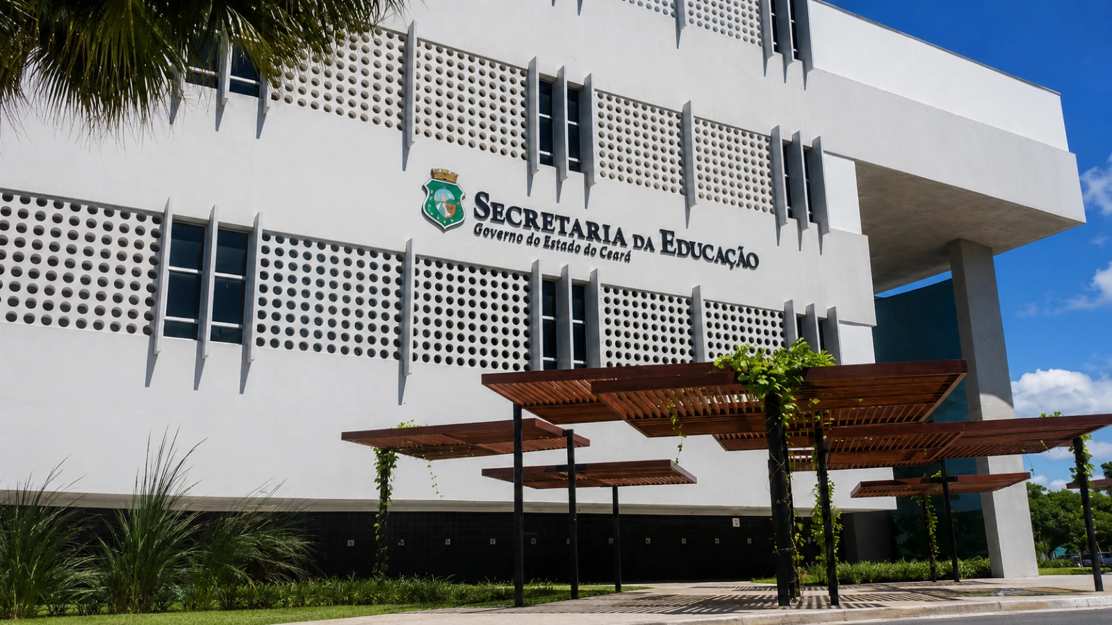 Notícia: Concurso Seduc CE: edital publicado com 3.000 vagas para professor, salário inicial de R$ 7.181,41, inscrições de 16/09.