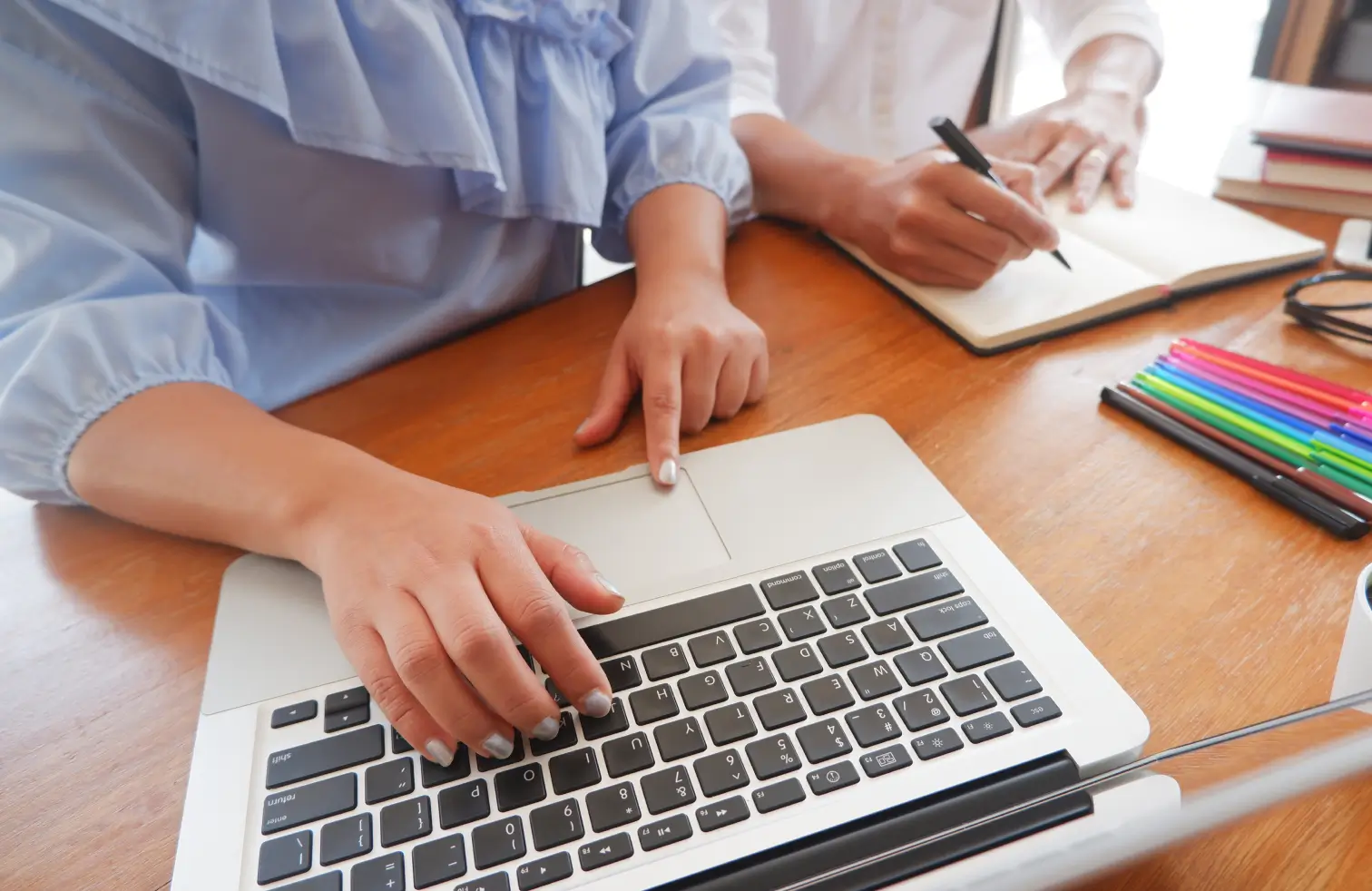 Pessoa estudando atravéz de um Notebook